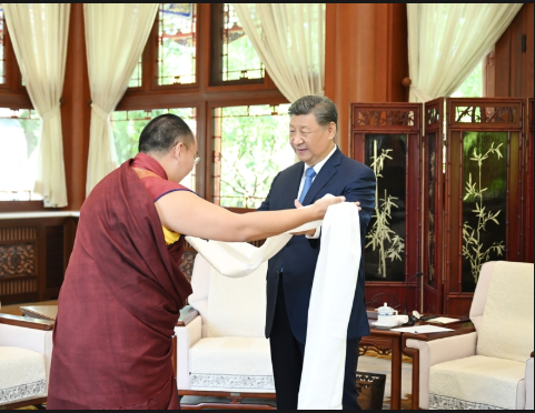 习近平接受班禅额尔德尼·确吉杰布拜见1 习近平接受班禅额尔德尼·确吉杰布拜见1